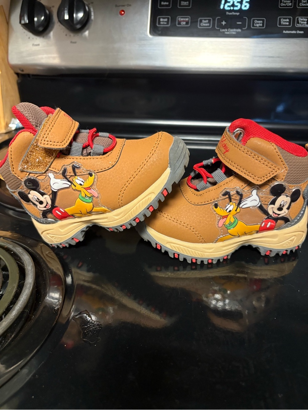 NWOT Kids Mickey & Pluto Brown Adventure Sneakers Size 6